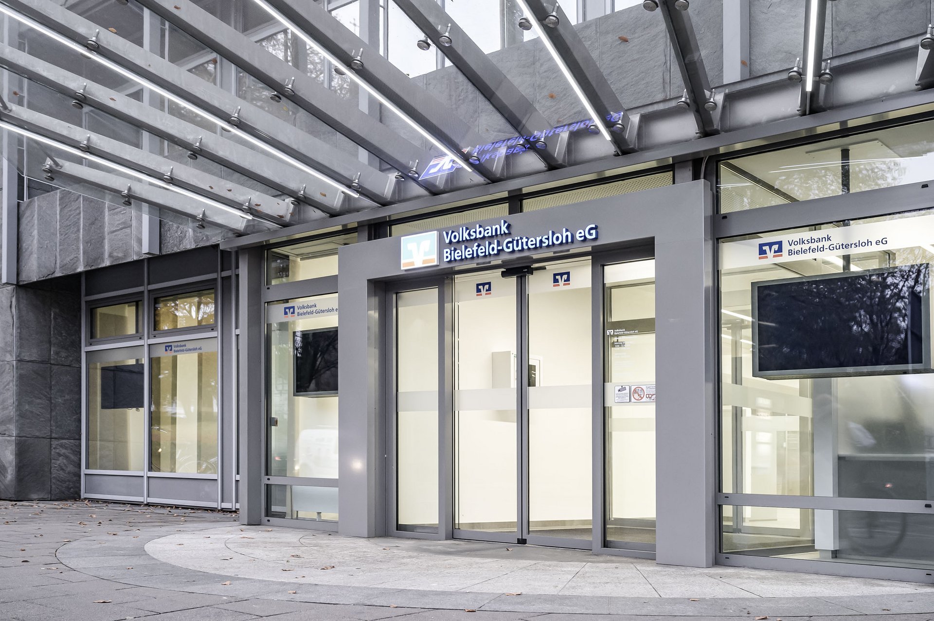 Eingang der Volksbank Bielefeld Guetersloh mit automatischen Schiebetüren
