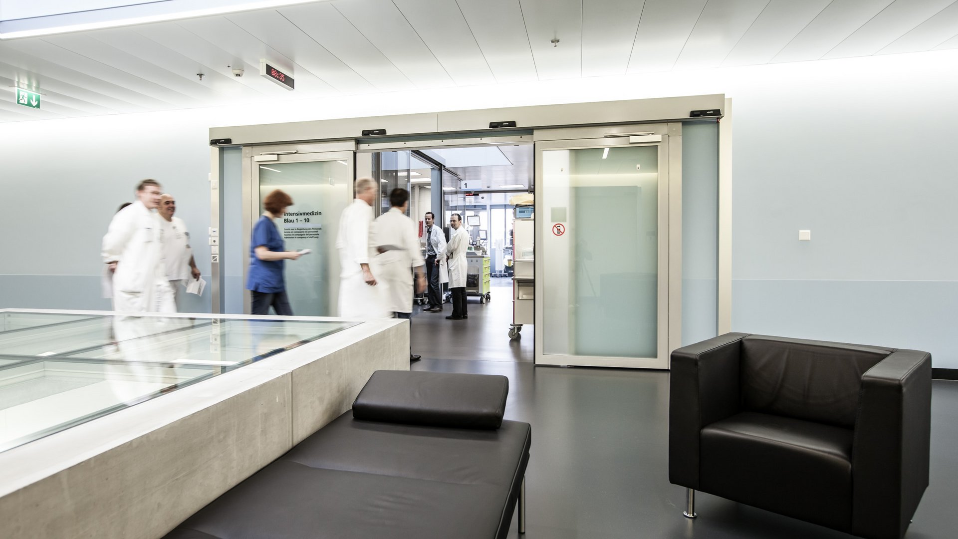 Eingang zur Intensivmedizin im Inselspital Bern mit einer automatischen Schiebetür