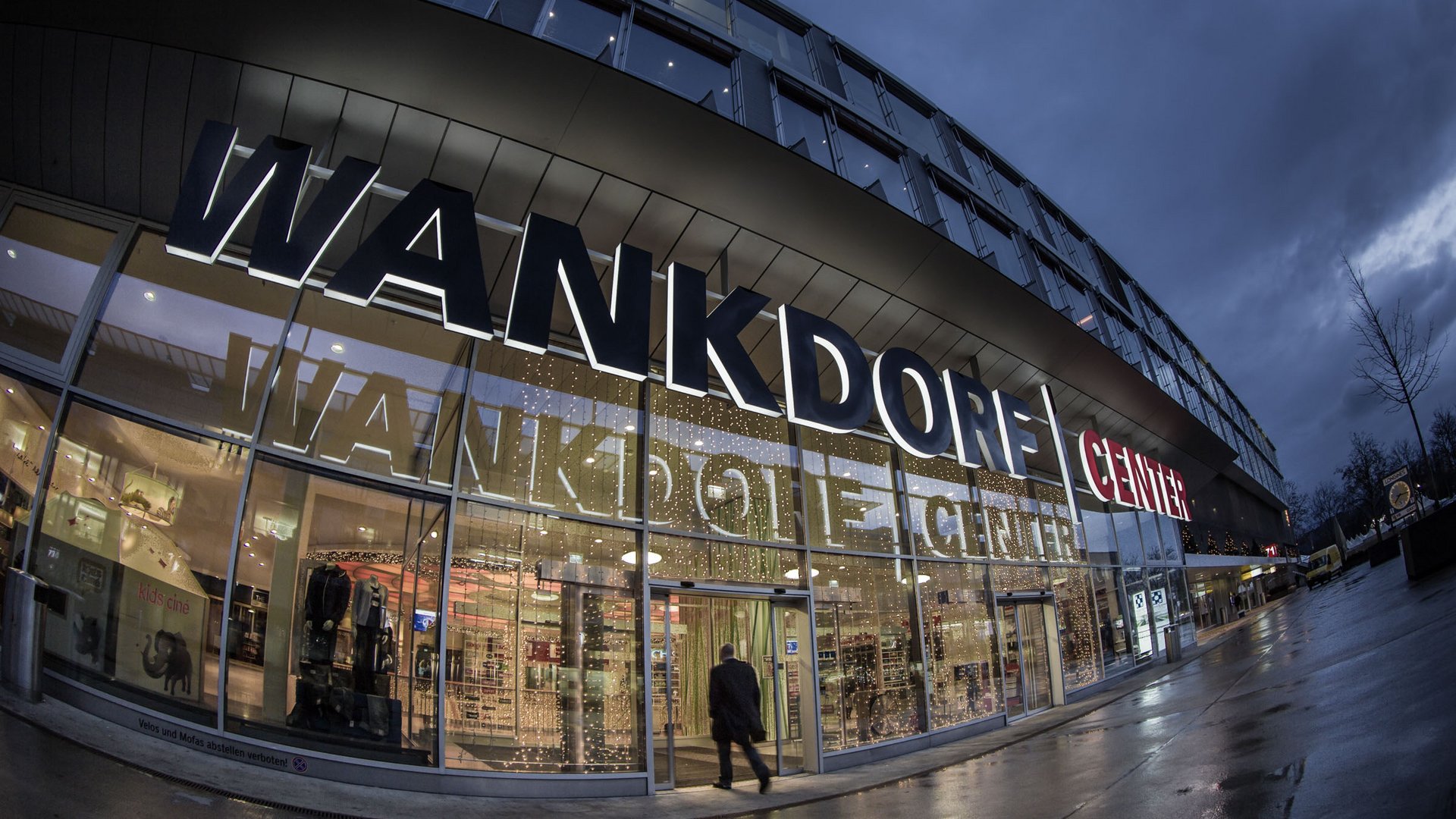 Eingang zum Wankdorf Center in Bern mit automatischen Schiebetüren