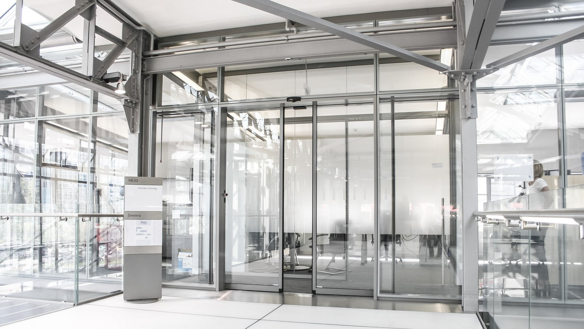 Gebäudeeingang des Biotech-Campuses mit einer automatischen Schiebetür