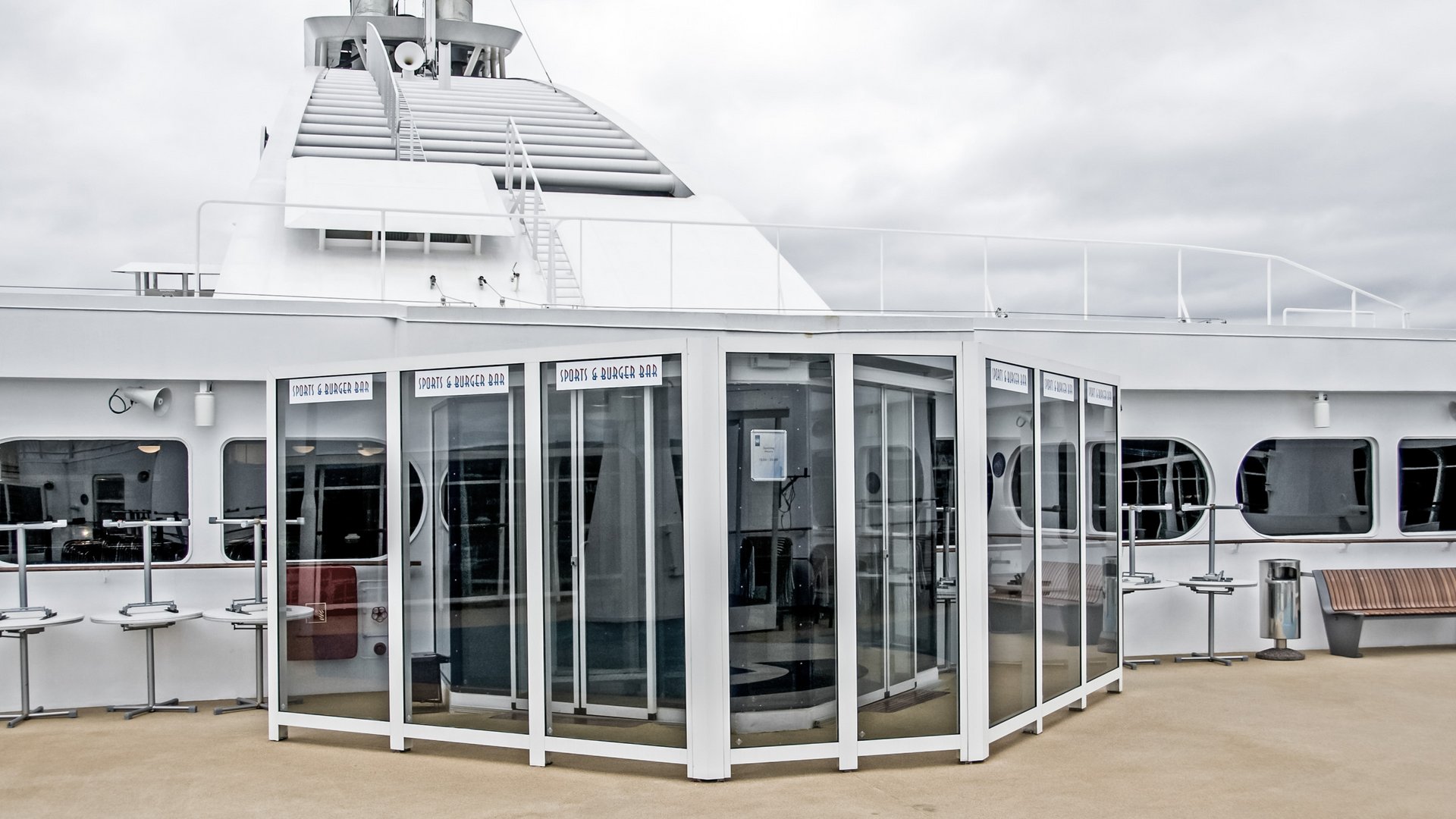 Aussendeck des Color-Line Schiffes mit wetterbeständigen automatischen Schiebetüren