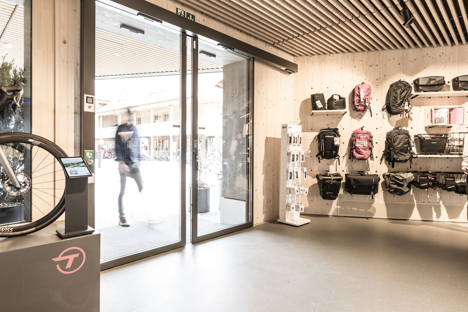 Eingang zum Shop des Swiss Bike Parks in Oberried mit einer automatischen Schiebetür