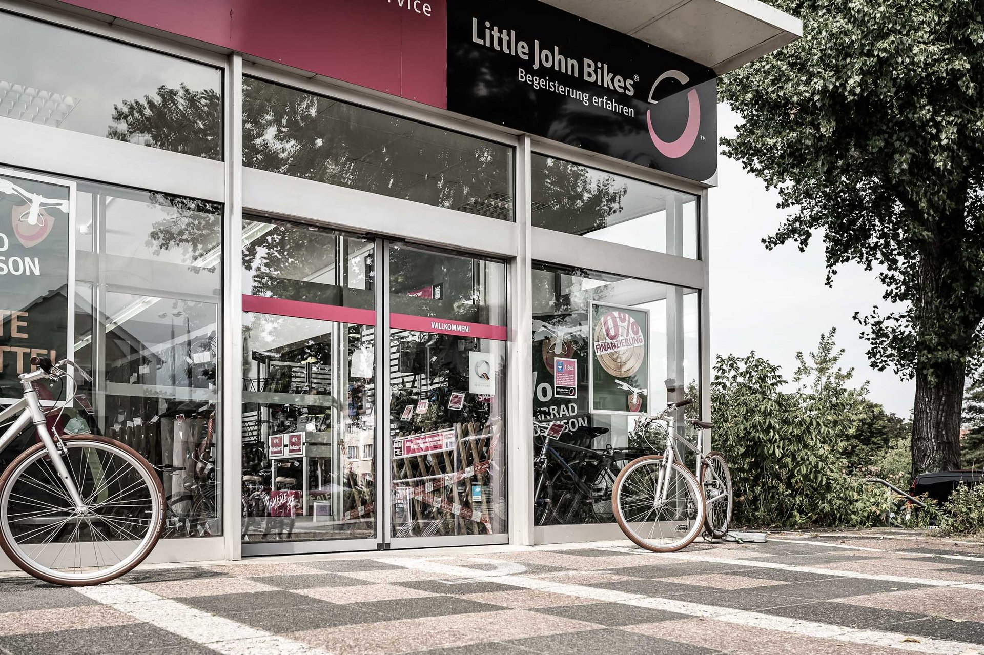 Eingang Little John Bikes in Deutschland mit einer automatischen Schiebetür