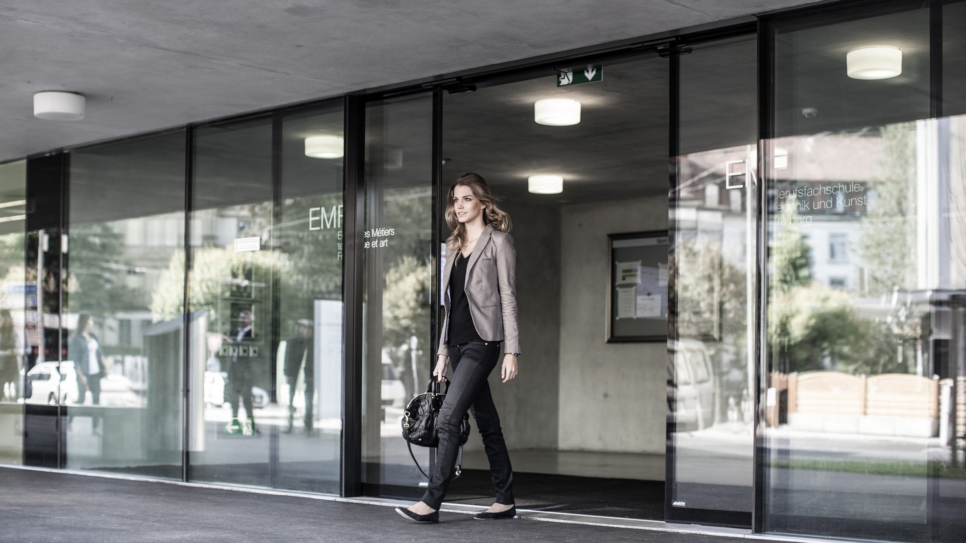 Eingang der EMF Berufsschule in Freiburg mit automatischen Schiebetüren