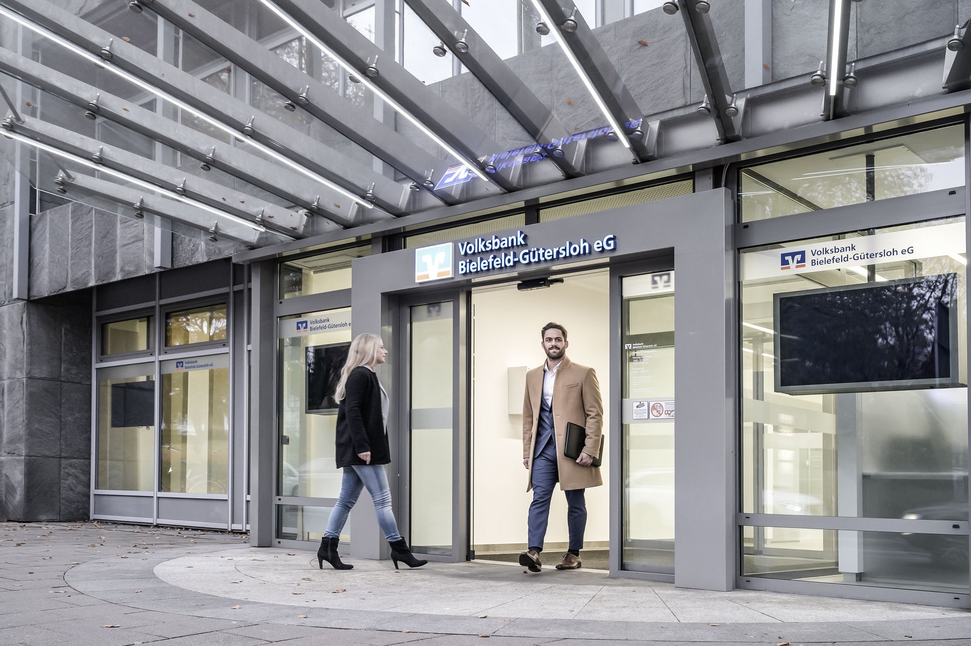Eingang der Volksbank Bielefeld Guetersloh mit automatischen Schiebetüren