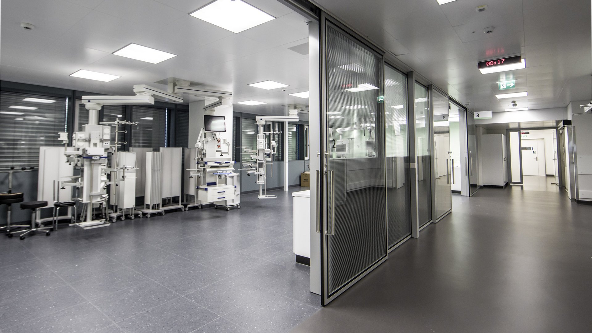 Untersuchungszimmer des Inselspitals Bern mit einer automatischen Schiebetür