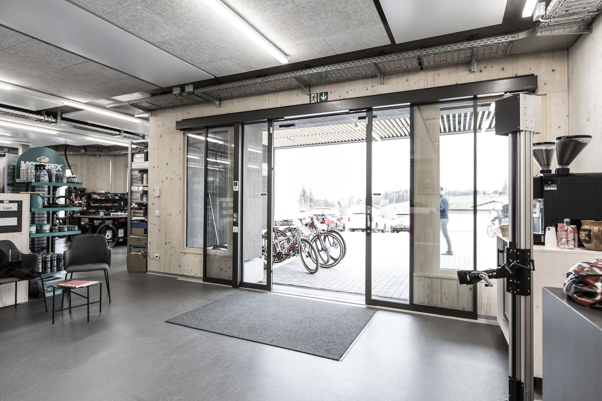 Werkstatt des Swiss Bike Parks in Oberried mit einer automatischen Schiebetür