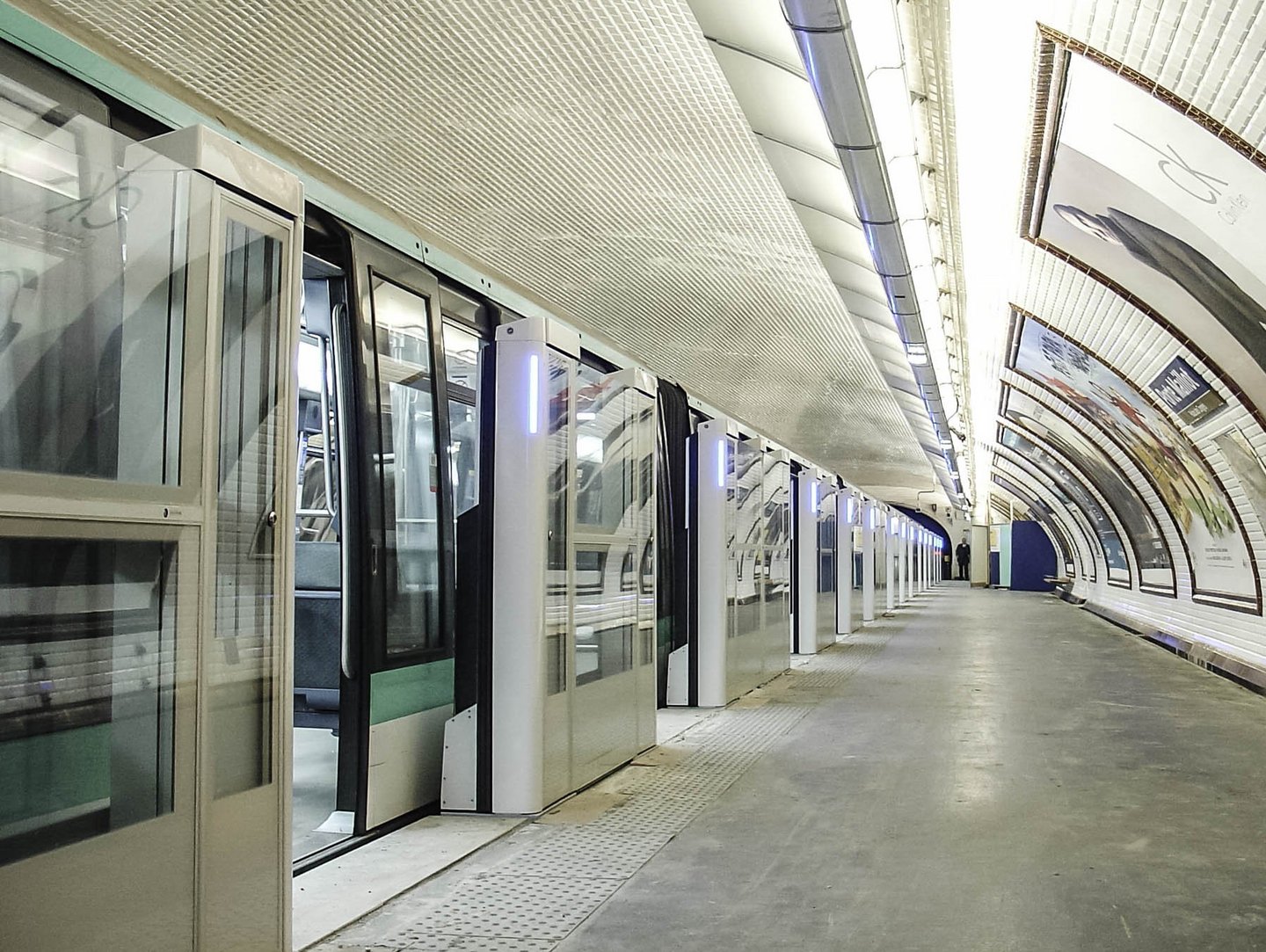 Metro Station in Paris mit automatischen halbhohen Platfrom Screen Doors