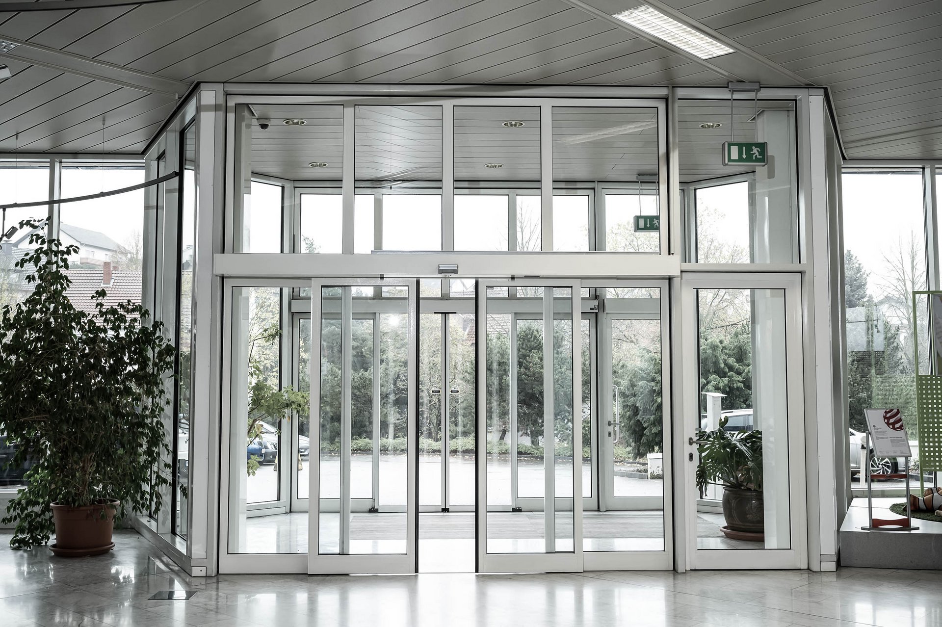 Eingang zum Rollstuhlhersteller Meyra mit automatischen Schiebetüren