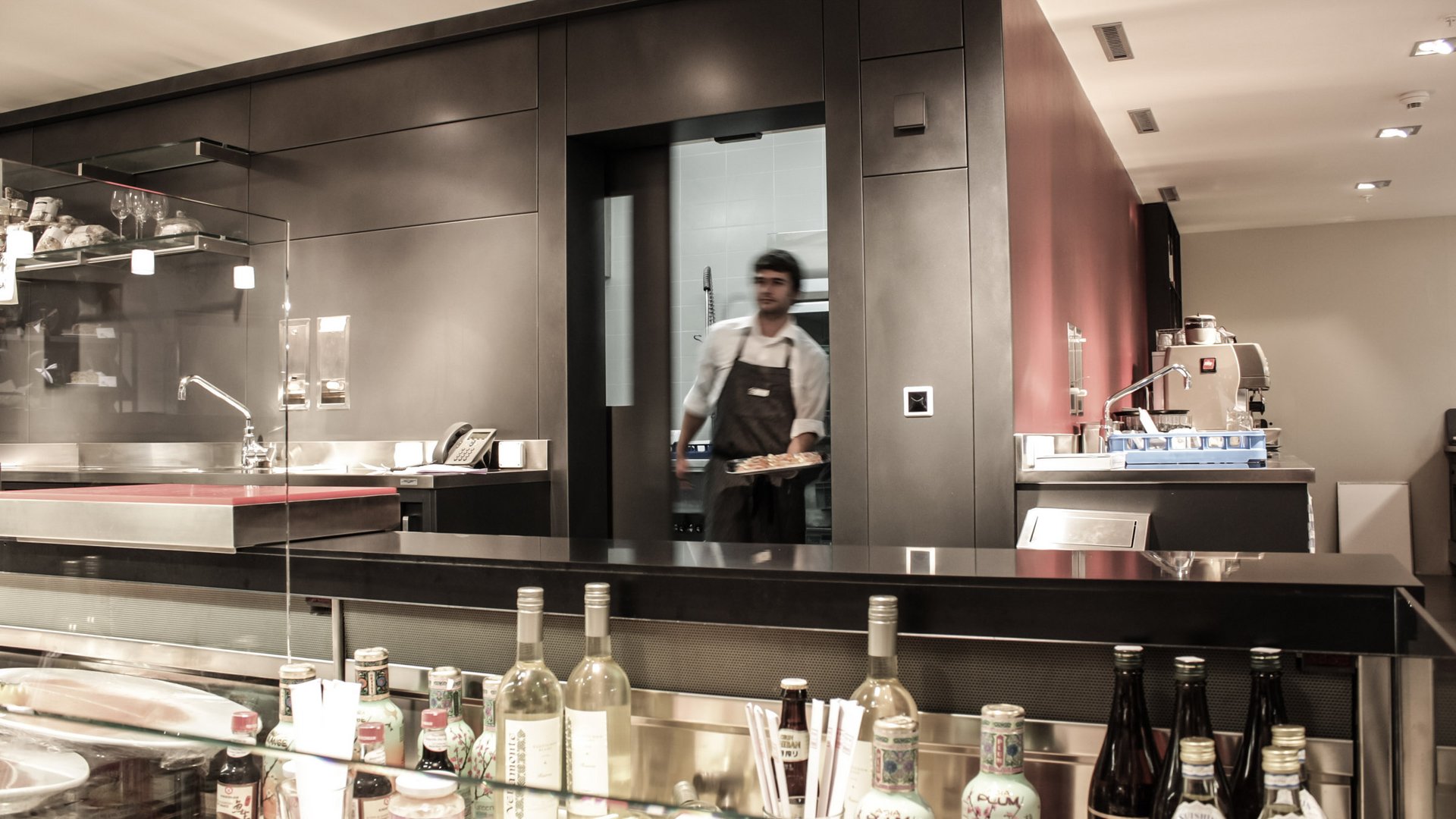 Küche im Westside Center mit einer automatischen Schiebetür