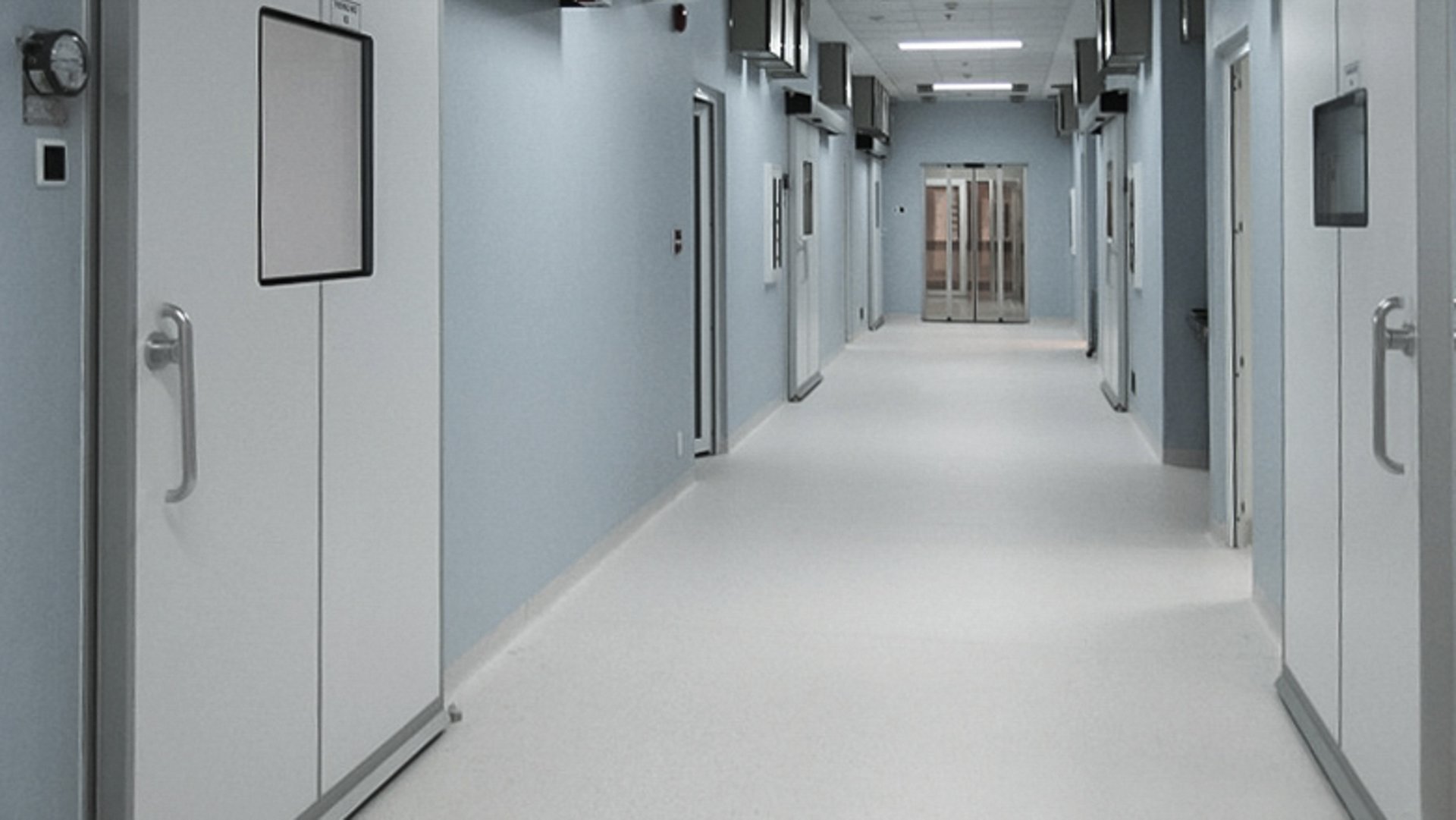 Flur im Krankenhaus Phuoc mit dichten automatischen Schiebetüren