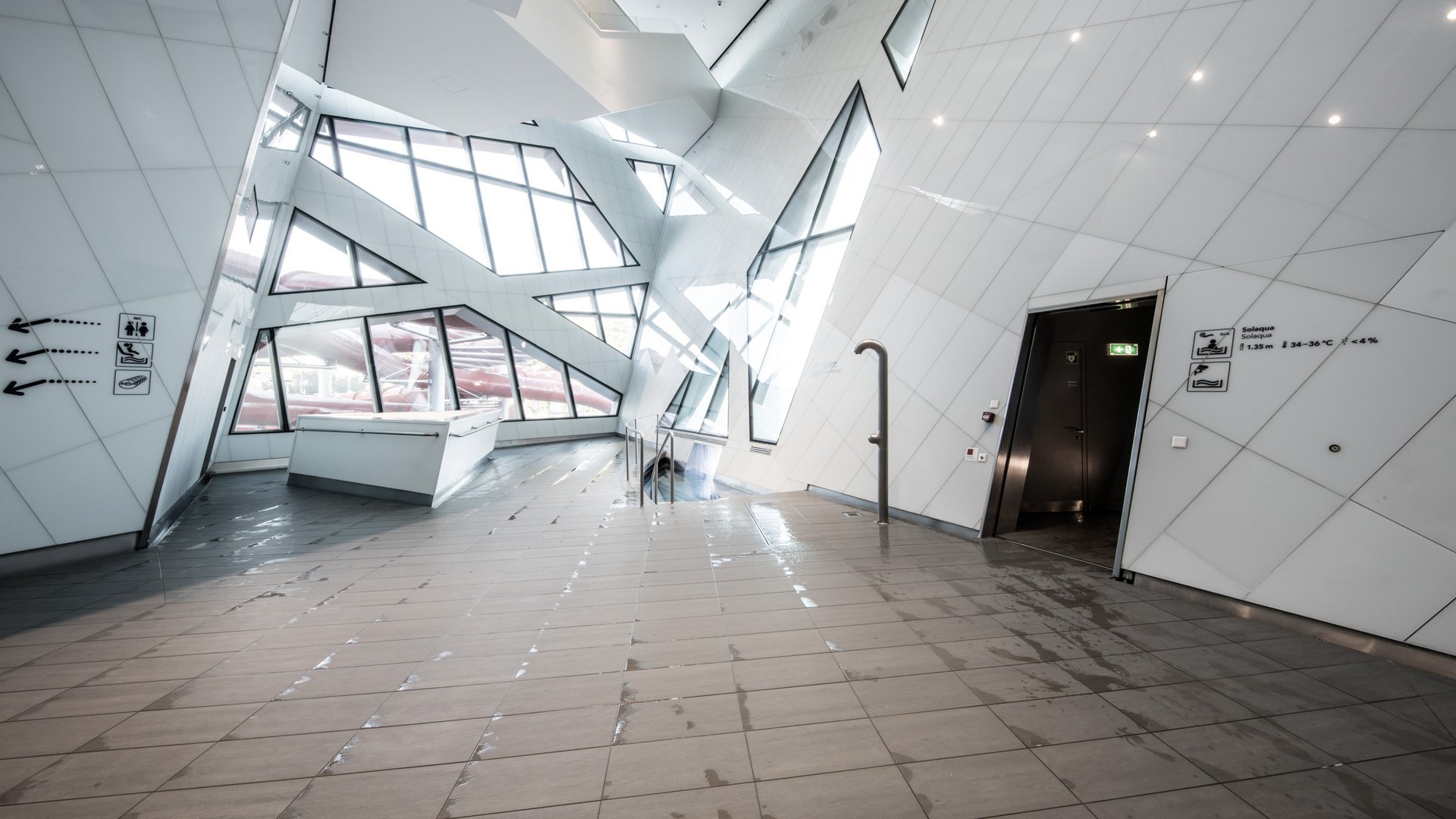 Hallenbad im Westside Center mit einer schrägen automatischen Schiebetür