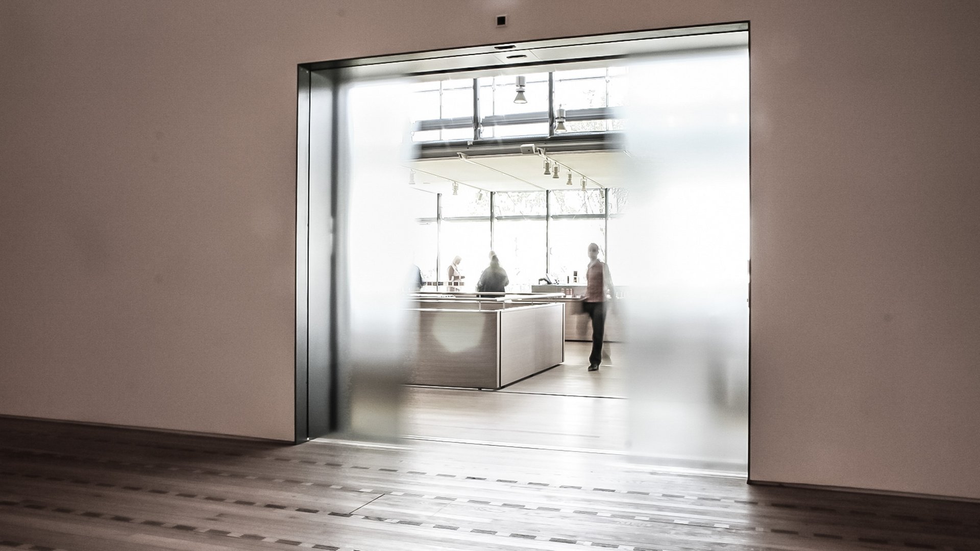 Bistro Eingang des Paul Klee Zentrums mit einer automatischen Schiebetür