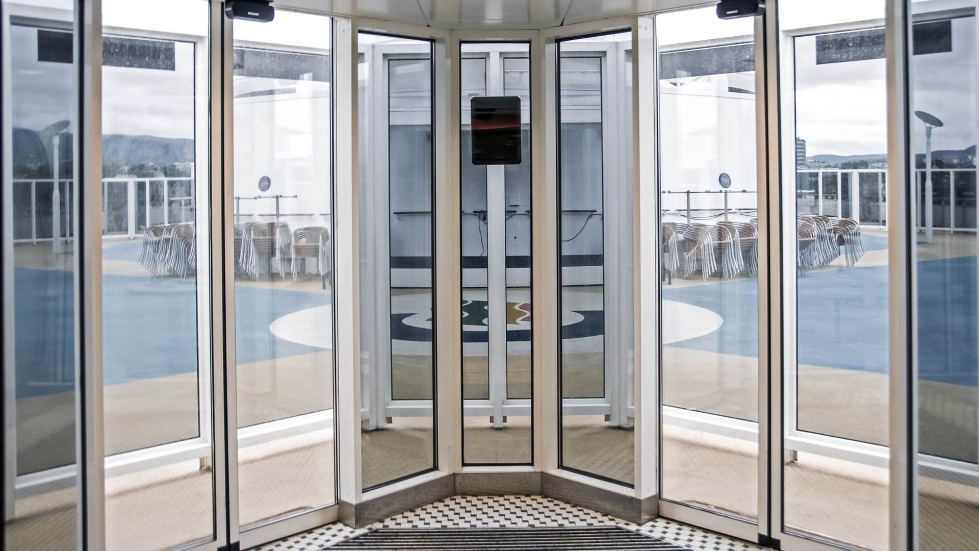 Aussendeck des Color-Line Schiffes mit wetterbeständigen automatischen Schiebetüren