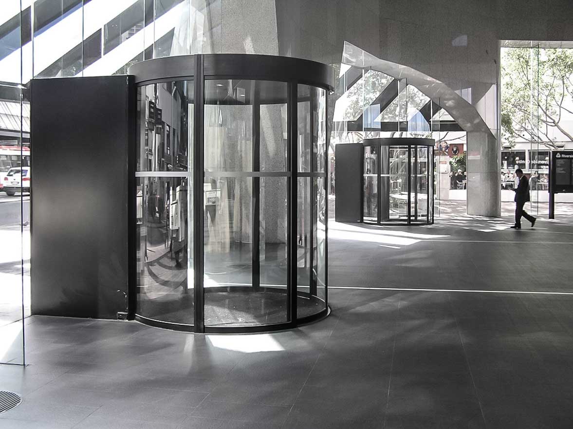 Foyer Riverside mit einer automatischen Rundschiebetür