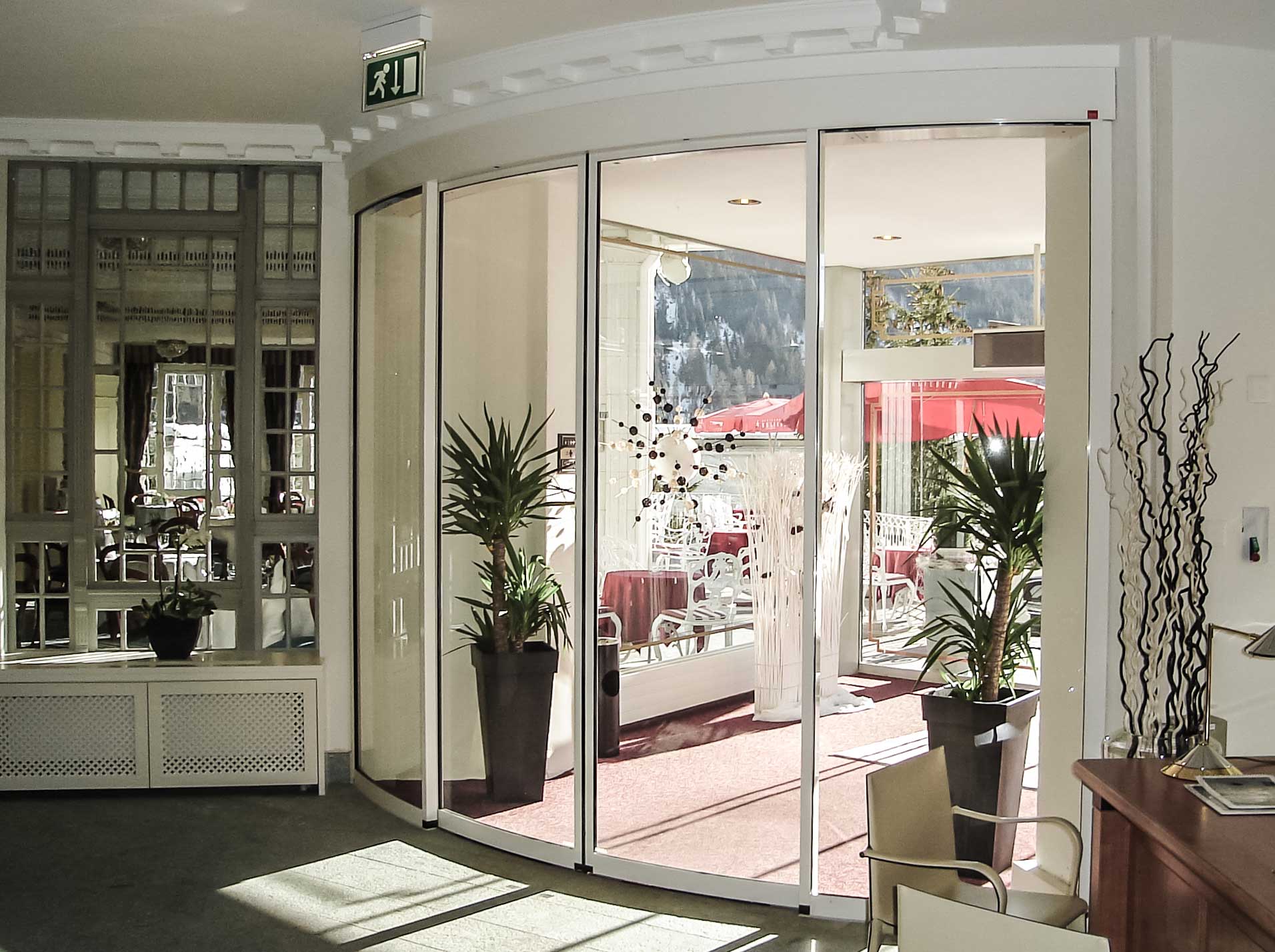 Eingang zum Hotel Belvedere mit einer automatischen Rundschiebetür