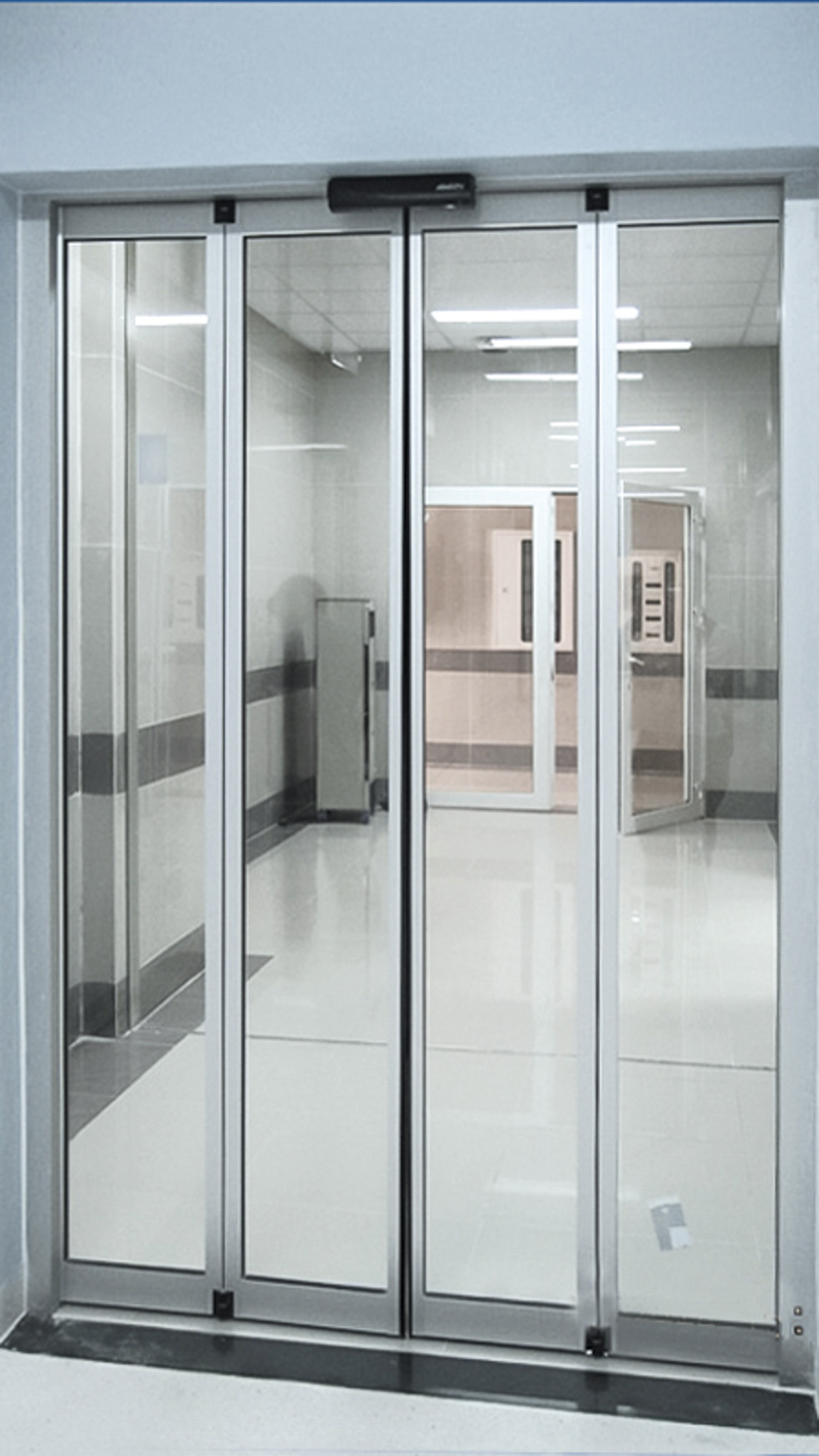 Flur im Krankenhaus Phuoc mit einer Faltflügeltür