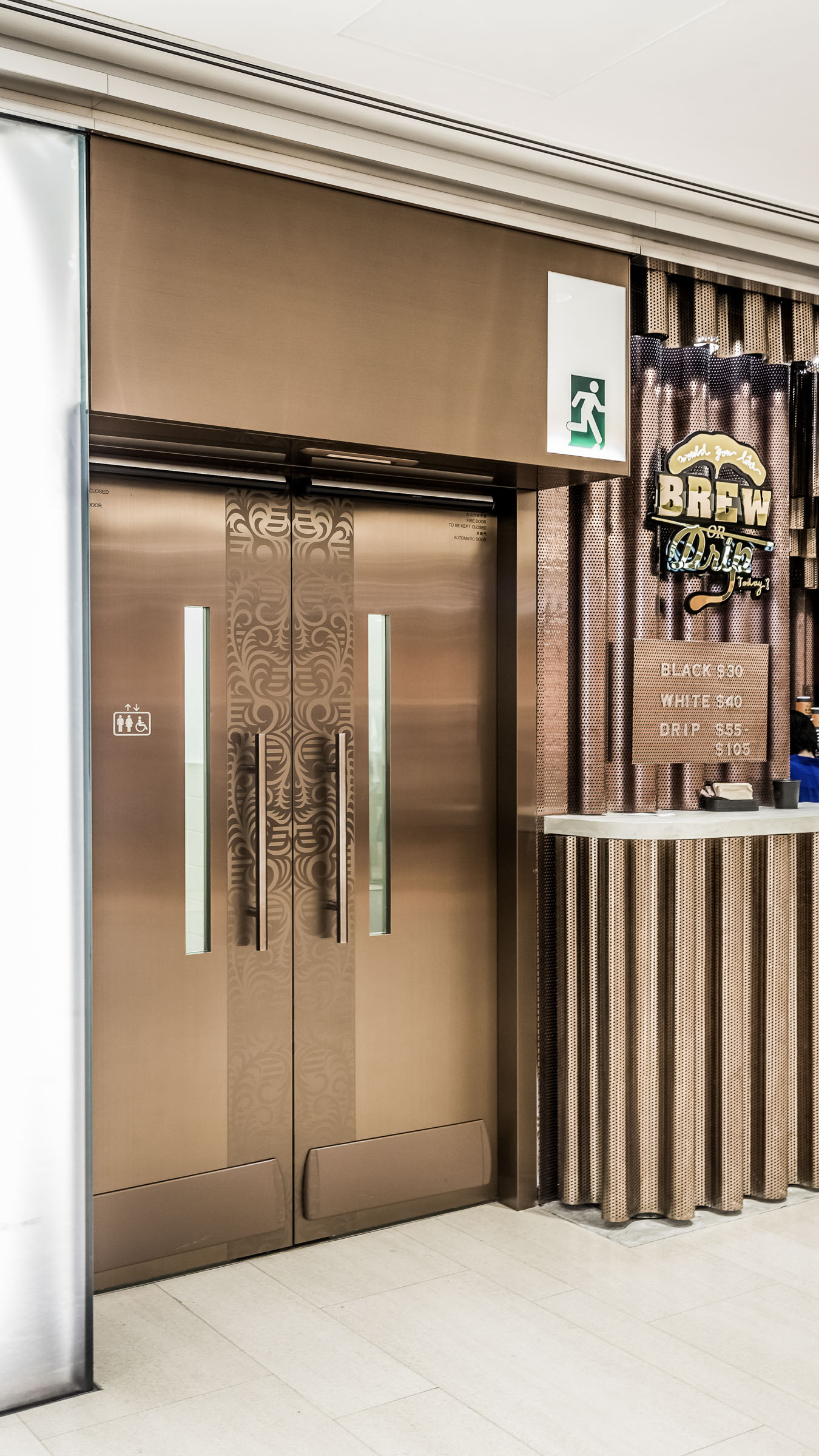 Automatische Drehflügeltüren im Landmark-Complex in Hongkong