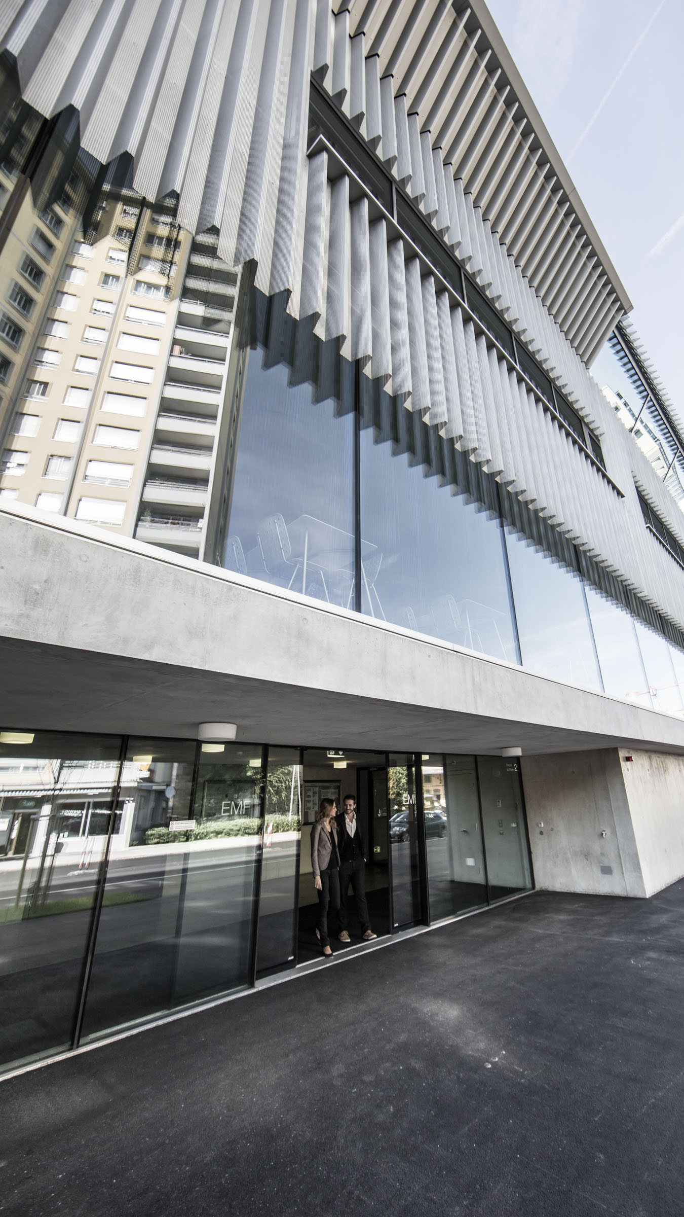 Eingang der EMF Berufsschule in Freiburg mit automatischen Schiebetüren