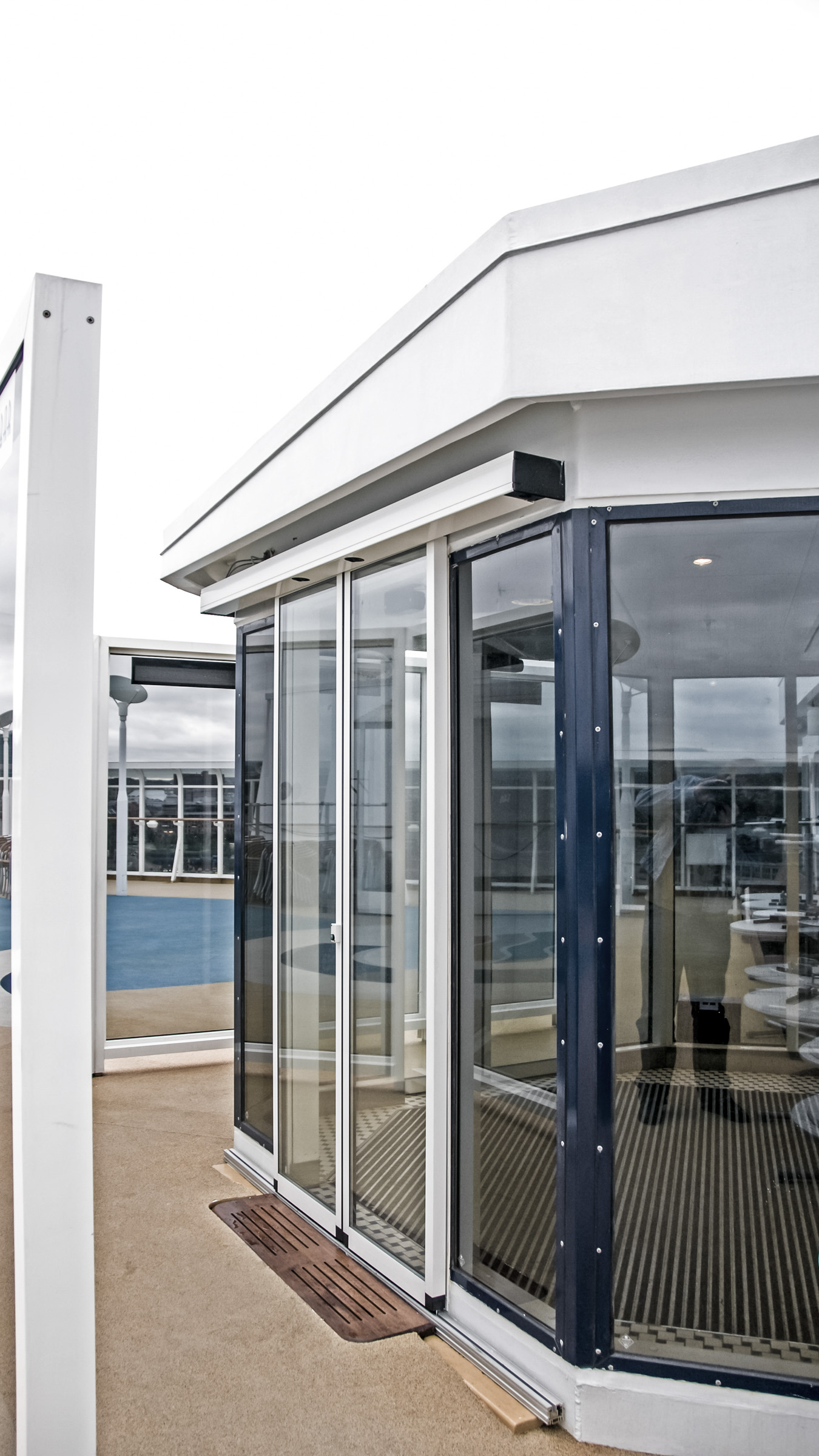 Aussendeck des Color-Line Schiffes mit wetterbeständigen automatischen Schiebetüren