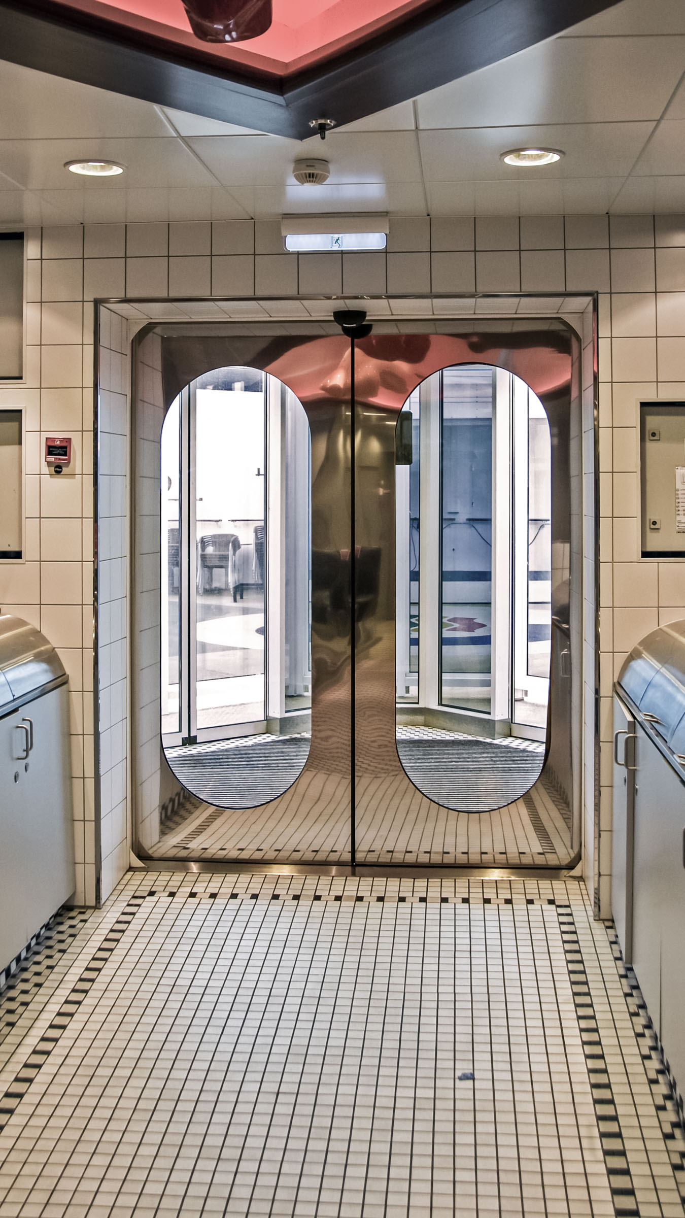 Flur des Color-Line Schiffes mit einer automatischen Design Schiebetür