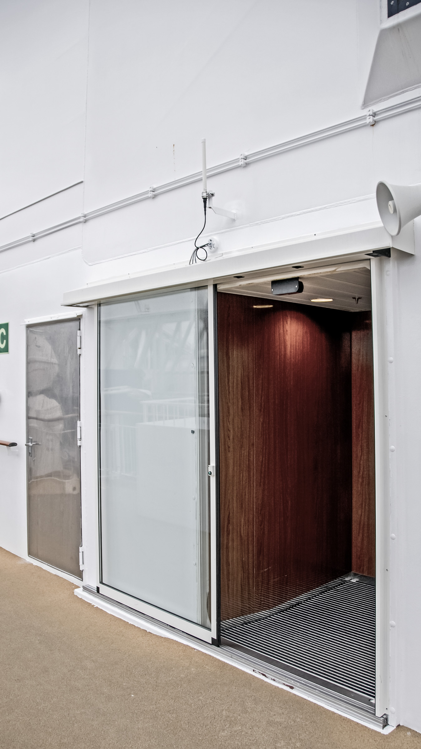 Aussendeck des Color-Line Schiffes mit einer wetterbeständigen automatischen Schiebetür