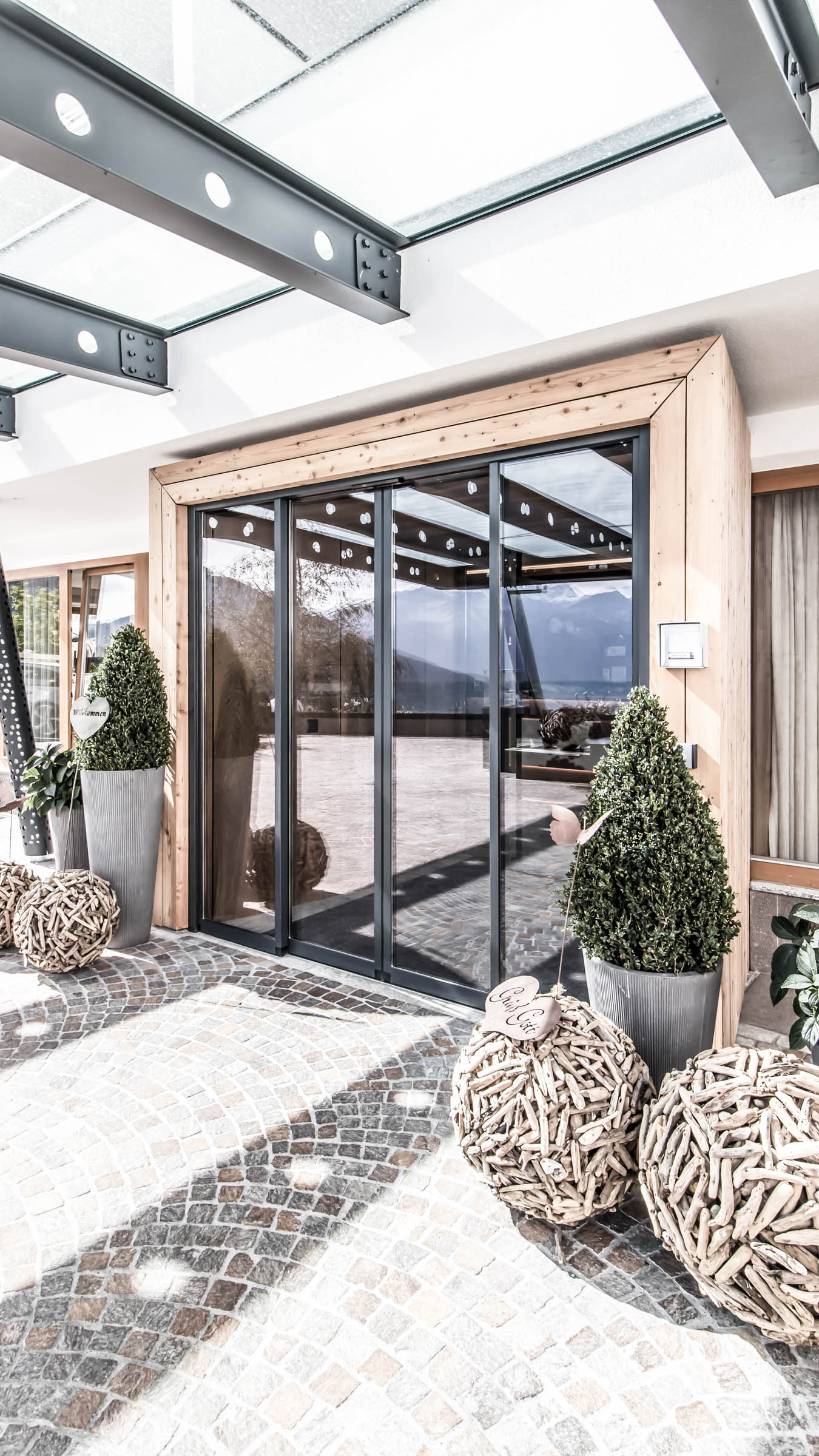 Eingang zum Hotel Das Gerstl mit einer automatischen Schiebetür