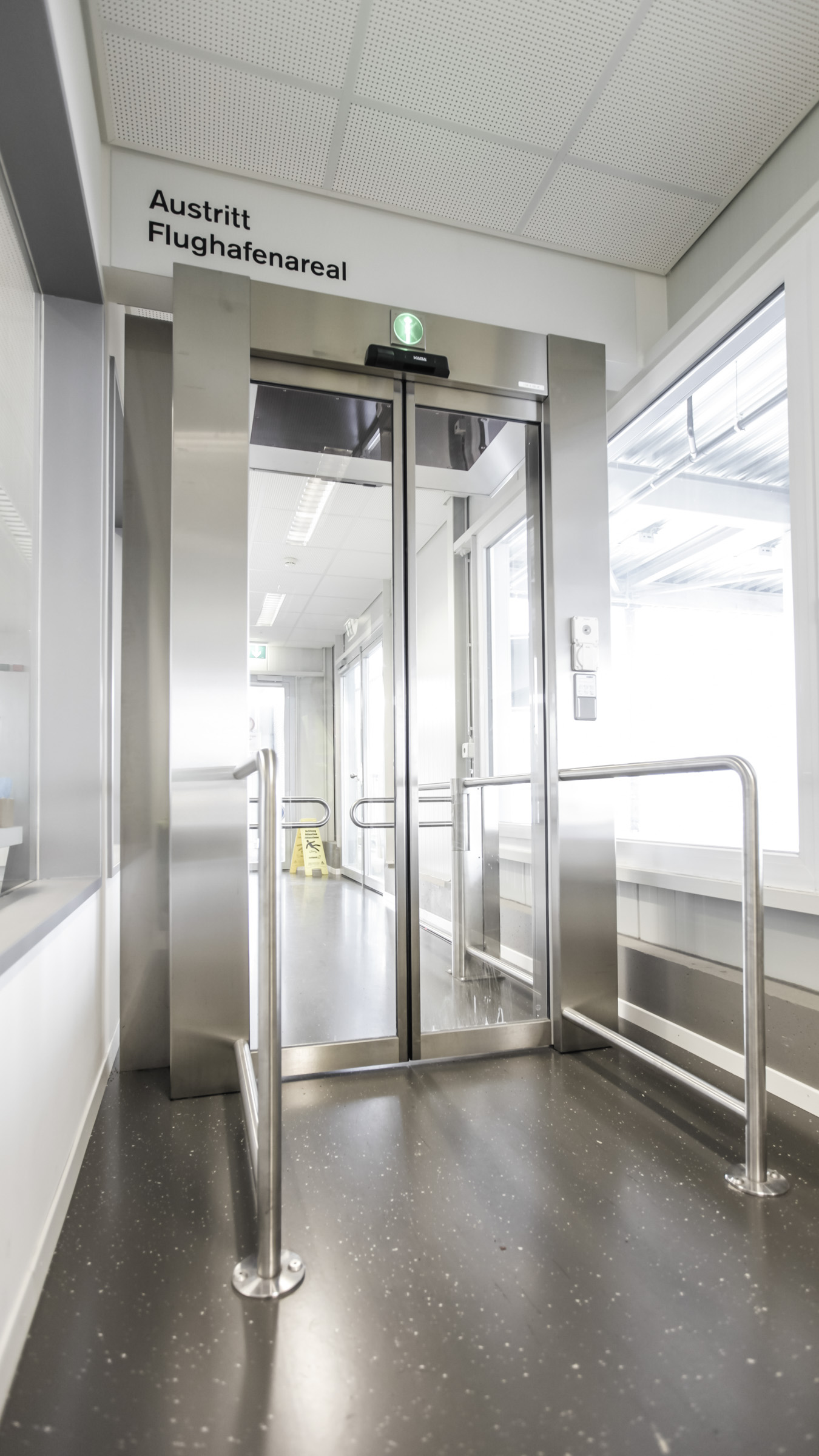 Austritt des Flughafenareals im Zürich mit einer automatischen Schiebetür