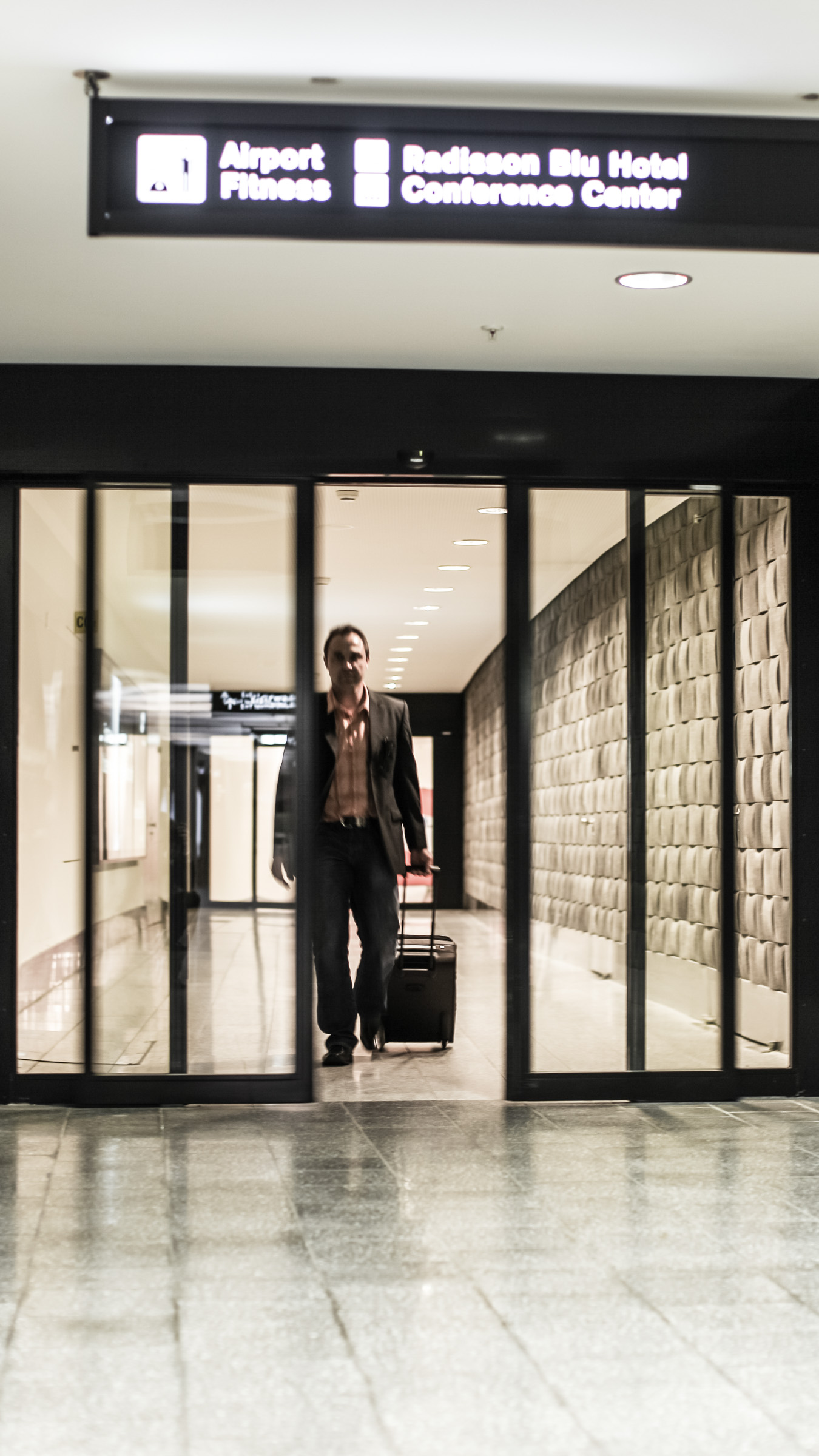 Flur im Flughafen Zürich mit einer automatischen Schiebetür